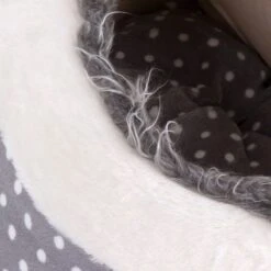 White Dots Snuggle Den 40 X 40 X 28 Cm (L X W X H) -Pet Shop 346777 kuschelhoehle white dots 06 07 2013 3